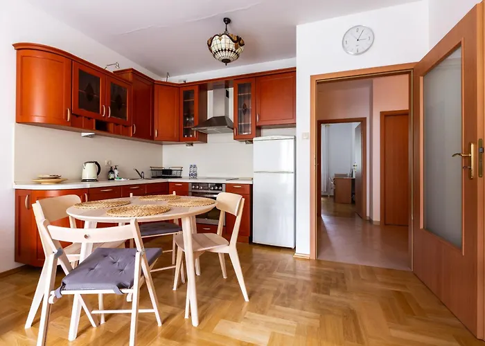 Apartment Centre By Bookinghost